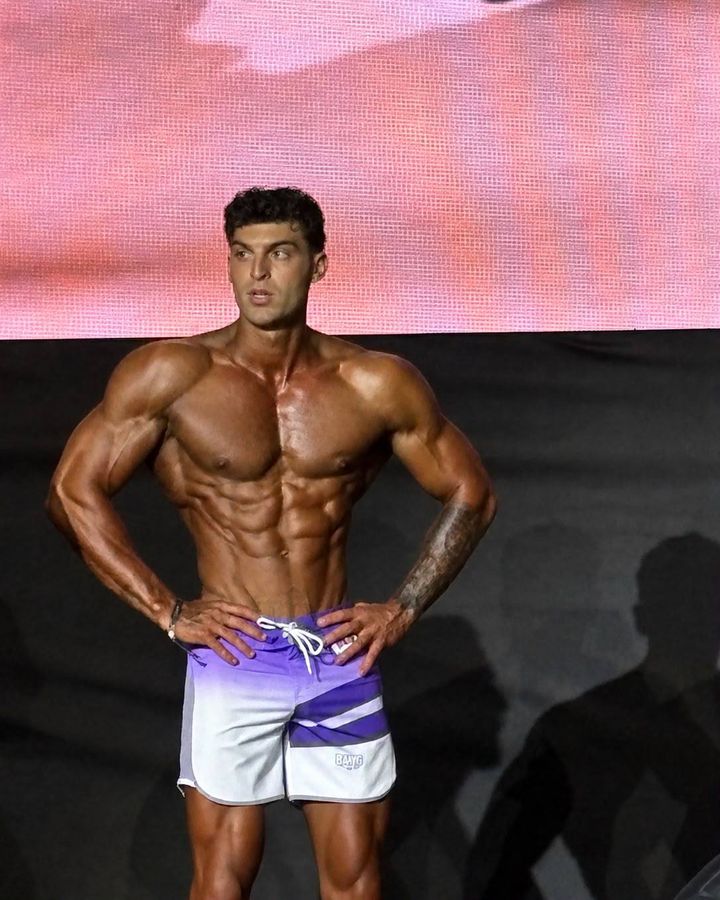Kürşat Kaan Küçükler Men's Physique sahnesinde ön pozda